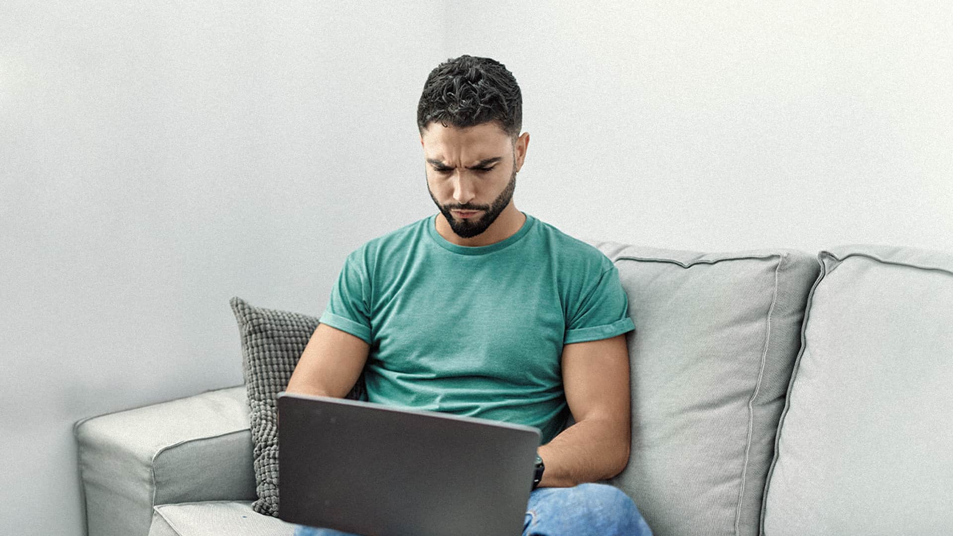 صورة شاب يحمي حبيبته إلكترونياً بعد نجاحه باختراق حساباتها