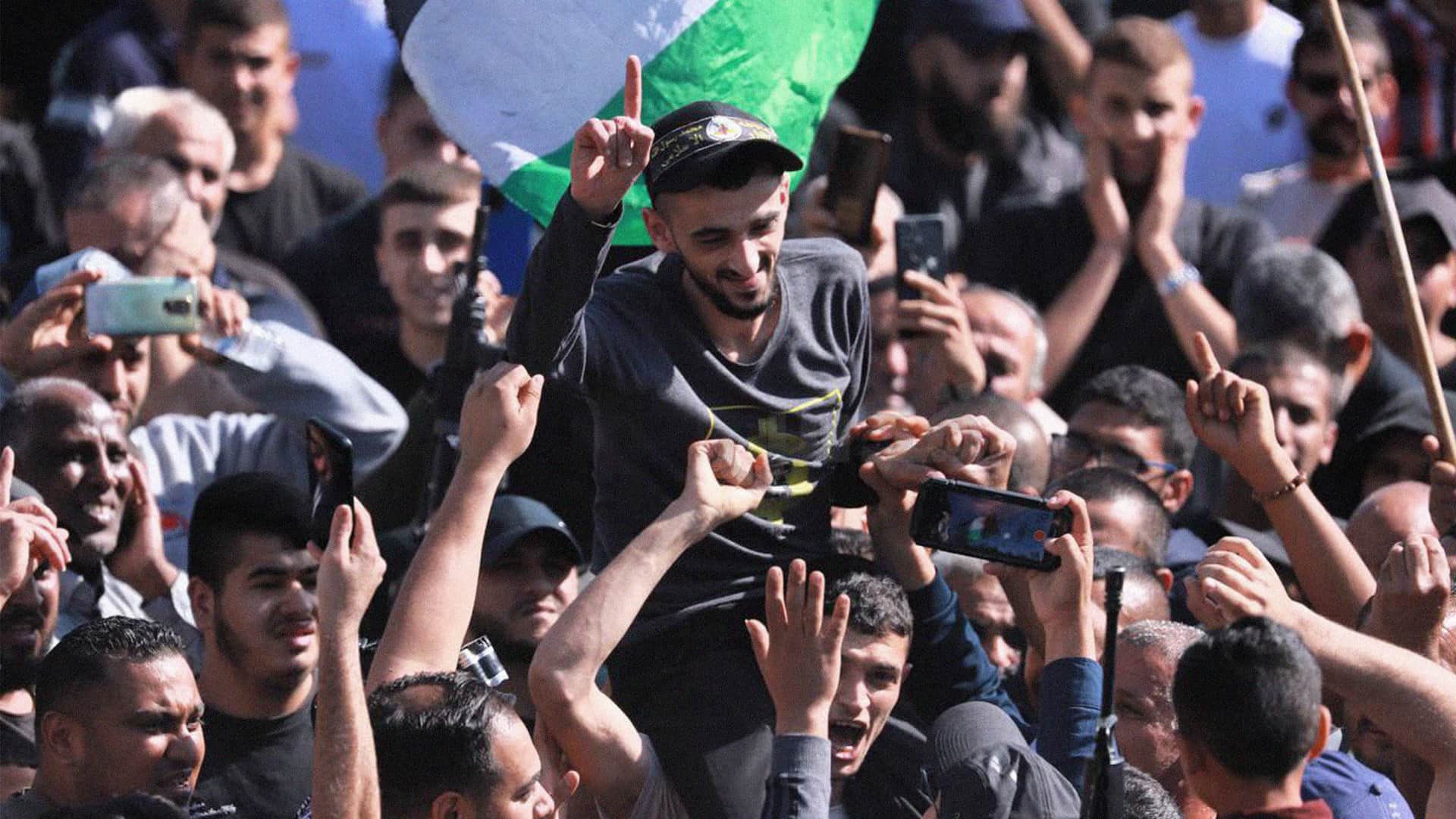 صورة عباس يتحدى أبو شجاع أن يسلم نفسه إن كان أبو شجاع فعلا