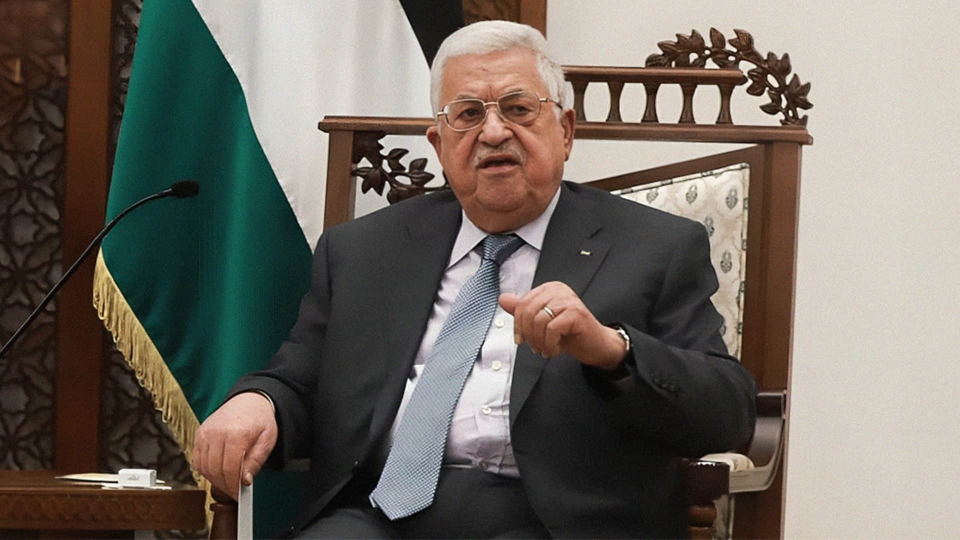 صورة عباس يؤكد أن عملية السلام مستمرة بدليل أن إسرائيل لم تغتله