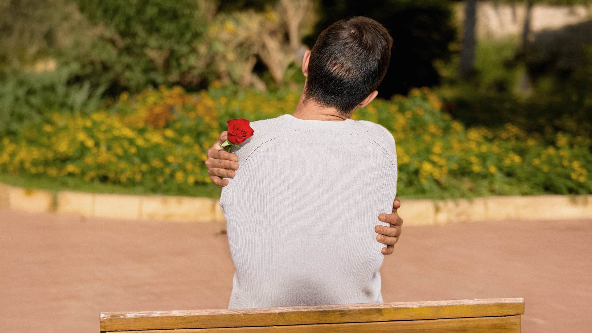 صورة أعزب ينجح في بدء علاقة حب من طرفين لوحده