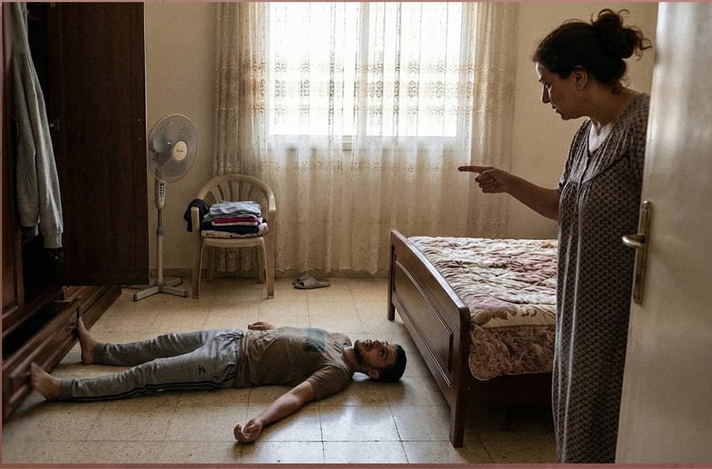 صورة شاب يلجأ لكسر عاموده الفقري لإقناع أمه بالتوقف عن مطالبته بالنهوض من الفراش
