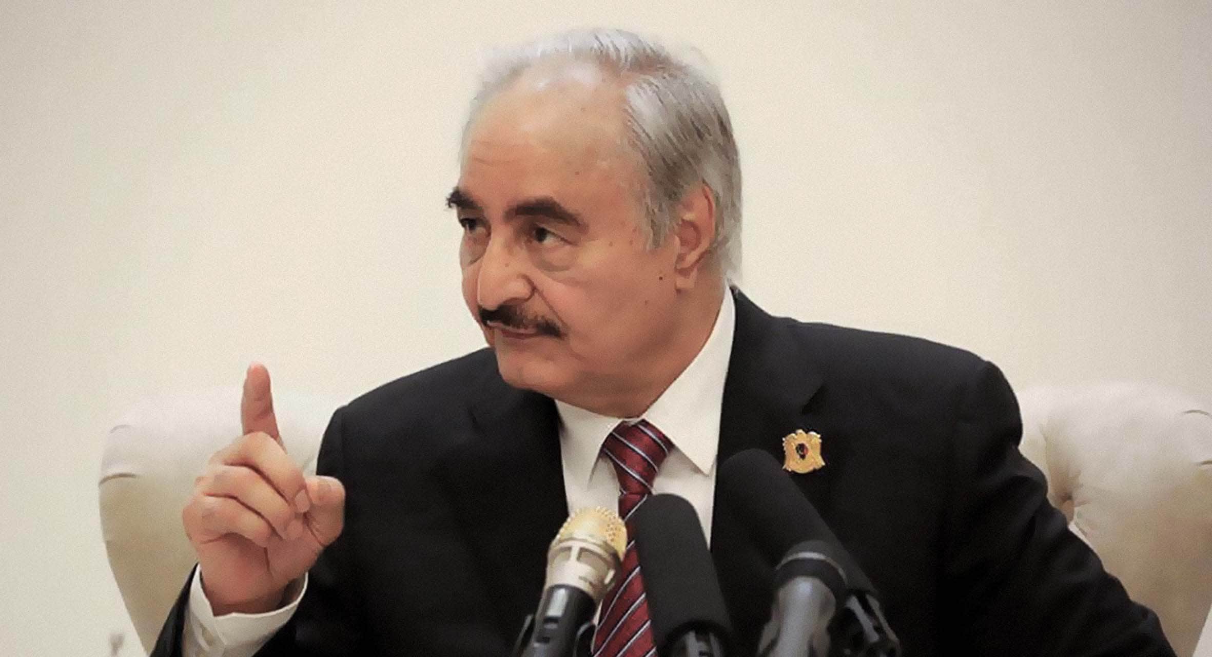 صورة حفتر ينصح المواطنين العرب بتجنُّب الحصول على جنسيّات أجنبية لأنها ستتسبب بمتاعب لهم إن أرادوا ارتكاب أي جريمة حرب أو تعذيب