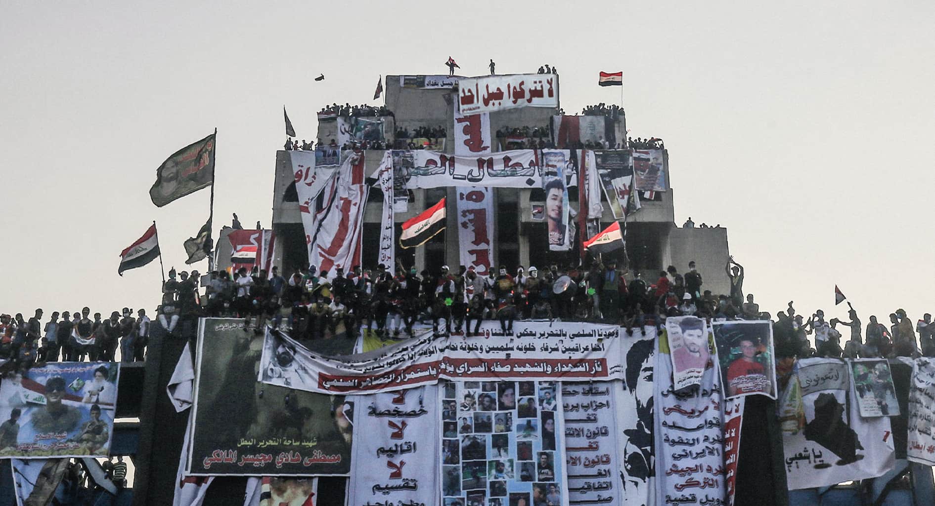 صورة القائد عادل عبد المهدي يأمر قواته بالانسحاب لحين نزول المتظاهرين من المطعم التركي ثم الالتفاف من خلفه واحتلاله