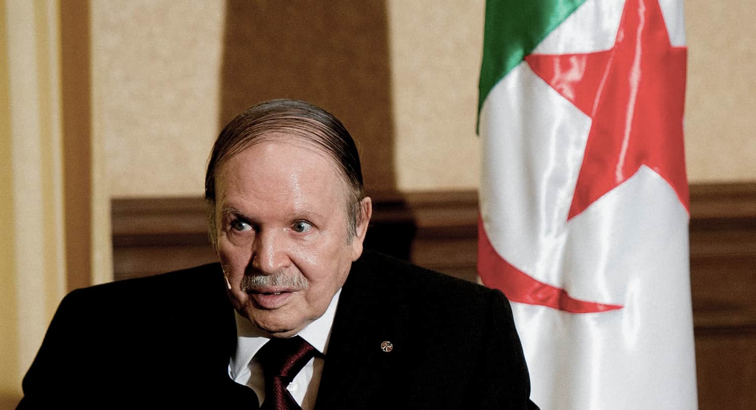 صورة بوتفليقة يعلن أنه سيستقيل هذا الشهر لعلَّ المتظاهرين يعودون إلى بيوتهم وينسون أمره مجدداً