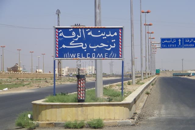 صورة تنظيم الدولة: أهالي الرقّة يحتفلون بتحوّل مدينتهم إلى عاصمة عالمية