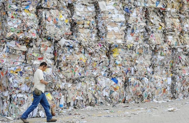 صورة مواطن يستنجد بالدفاع المدني لإزاحة النشرات الإعلانية المتراكمة أمام منزله