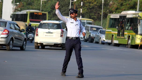 صورة شرطي سير يصاب بالكوليرا بسبب دعاء السائقين عليه