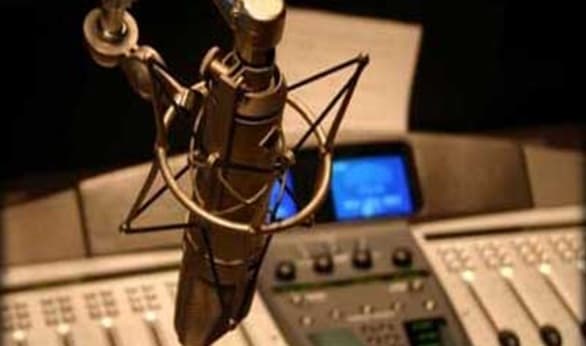صورة مقدّم برنامج إذاعي يتحمس فيعلن التعبئة العامّة بالخطأ