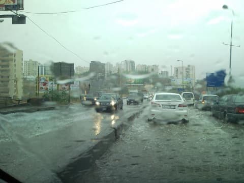 صورة إجراءات حكومية لتعطيل مؤسساتها في جميع الظروف الجوّية