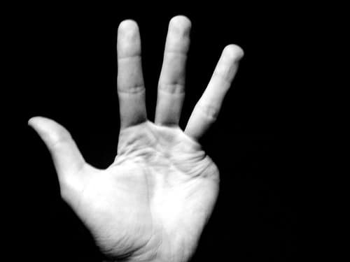 صورة مواطن يحصي حقوقه المتبقية فيجدهم قرابة الأربعة