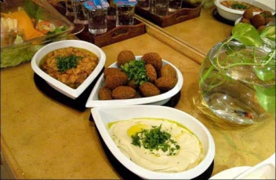 صورة دمج مطعمي “محفوظ” و”فلافل ربحي” لمواجهة تداعيات الأزمة الاقتصادية