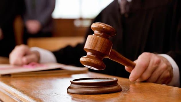 صورة فتاة تقاضي والديها لأنهما أنجباها في المنطقة العربية