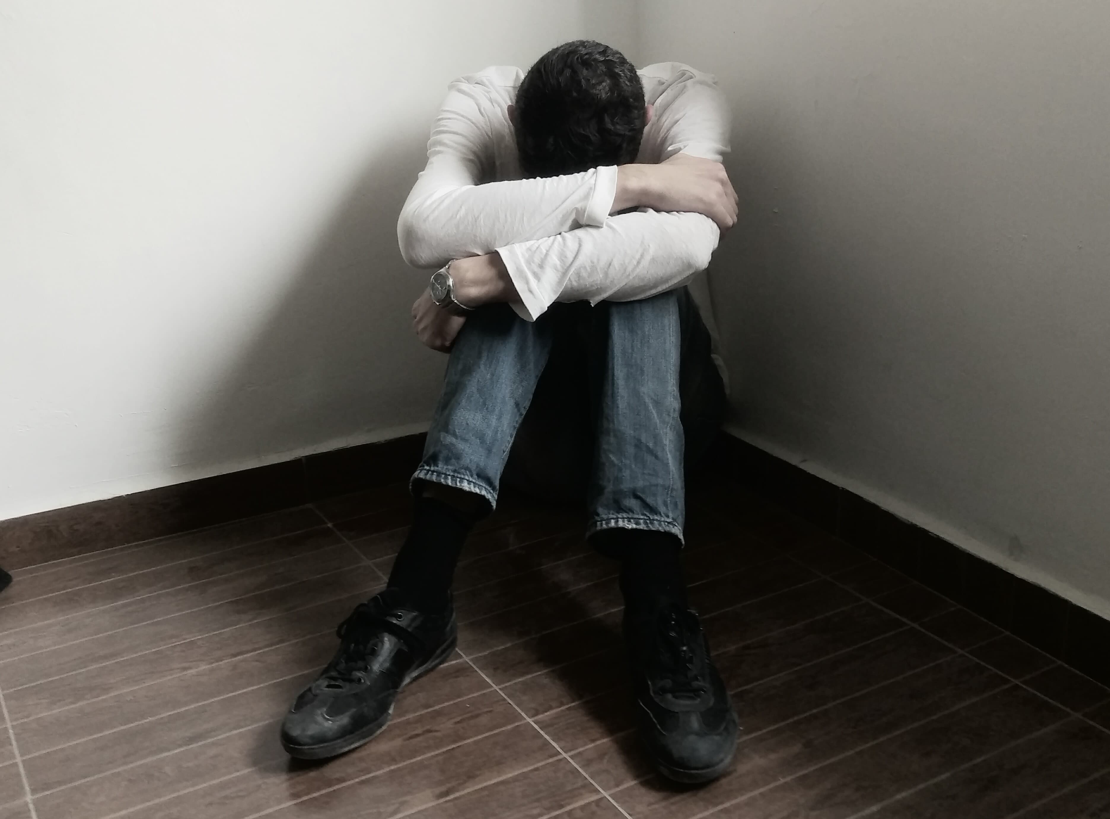 صورة عاجل: نقل مواطن لقسم الطوارئ إثر إصابته بجروح في حيائه العام