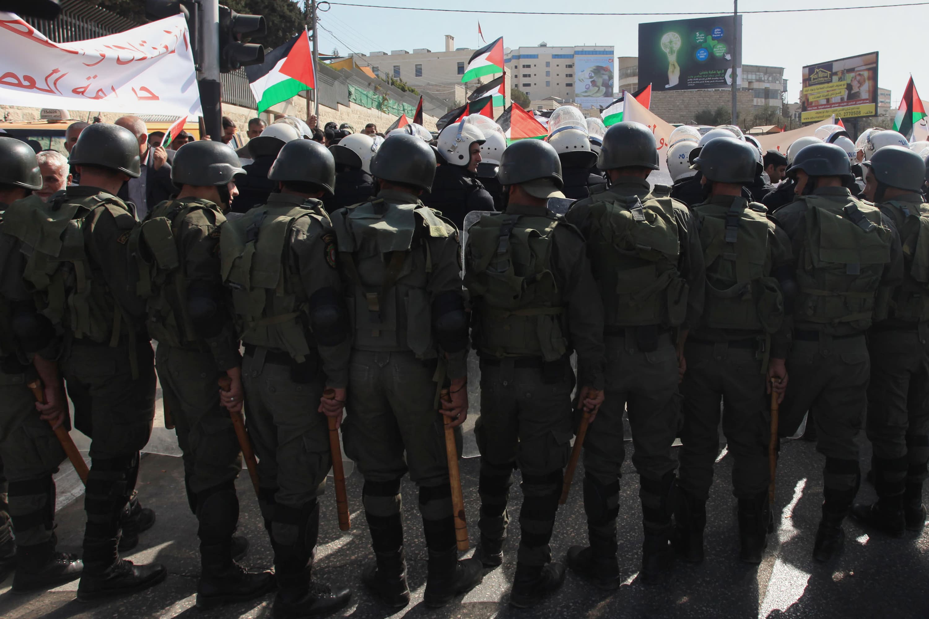 صورة الأجهزة الأمنية الفلسطينية تفرض منع التجول في مستوطنة قريات أربع