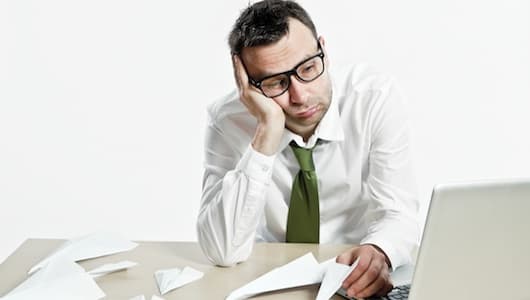 صورة موظّف يجري بحثاً حول النظرية النسبية من مكان عمله