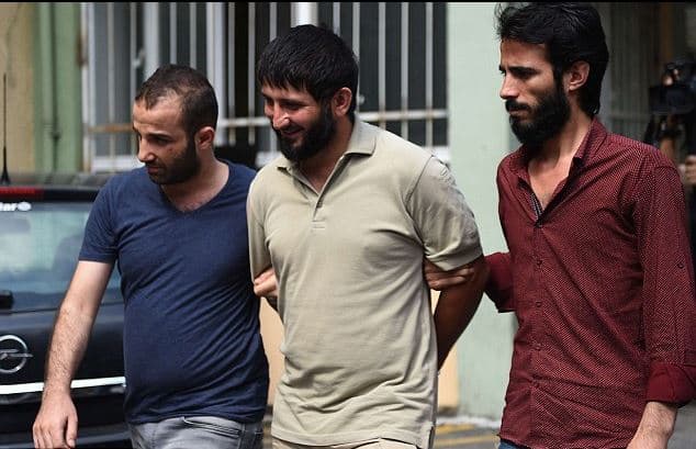 صورة الأجهزة الأمنية تكافئ مواطناً بلّغ عن أحد أعضاء داعش كان مختبئاً داخله