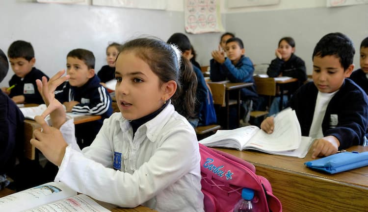 صورة اعتماد نظرية المؤامرة في المناهج المدرسية