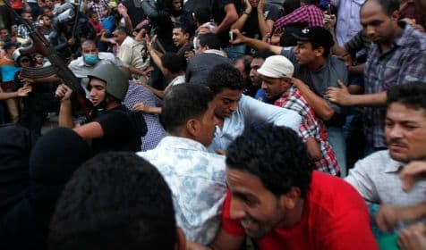صورة فوضى عارمة في مبنى حكومي بعد العثور على موظفة مبتسمة