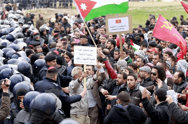 صورة الأحزاب الأردنية تقيم مجموعة عروض خلابة أمام السفارة الإسرائيلية