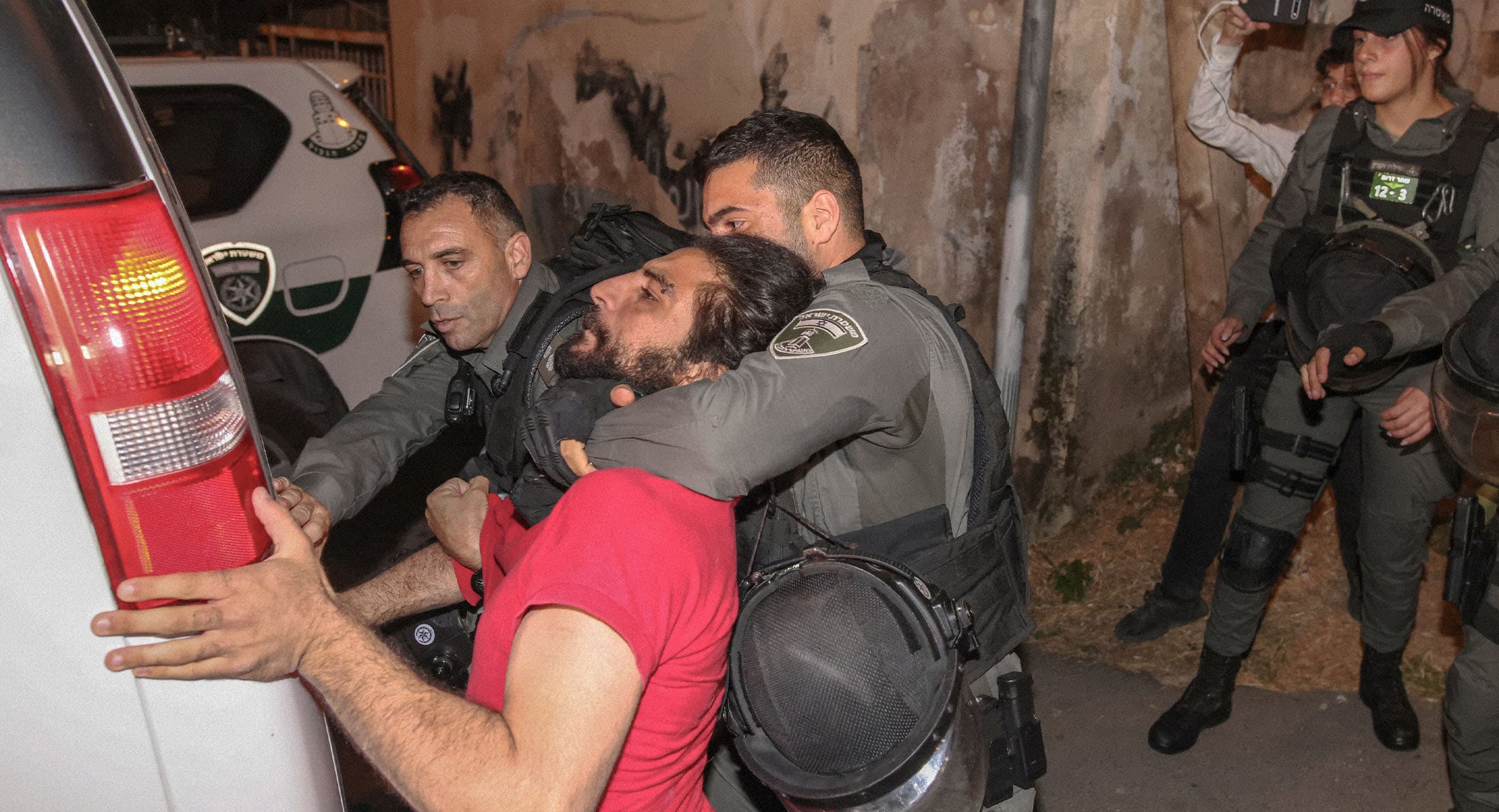 صورة احتفالاً بالذكرى الثالثة والسبعين لنشوئها: إسرائيل تنظم عرضاً حياً للنكبة في الشيخ جراح