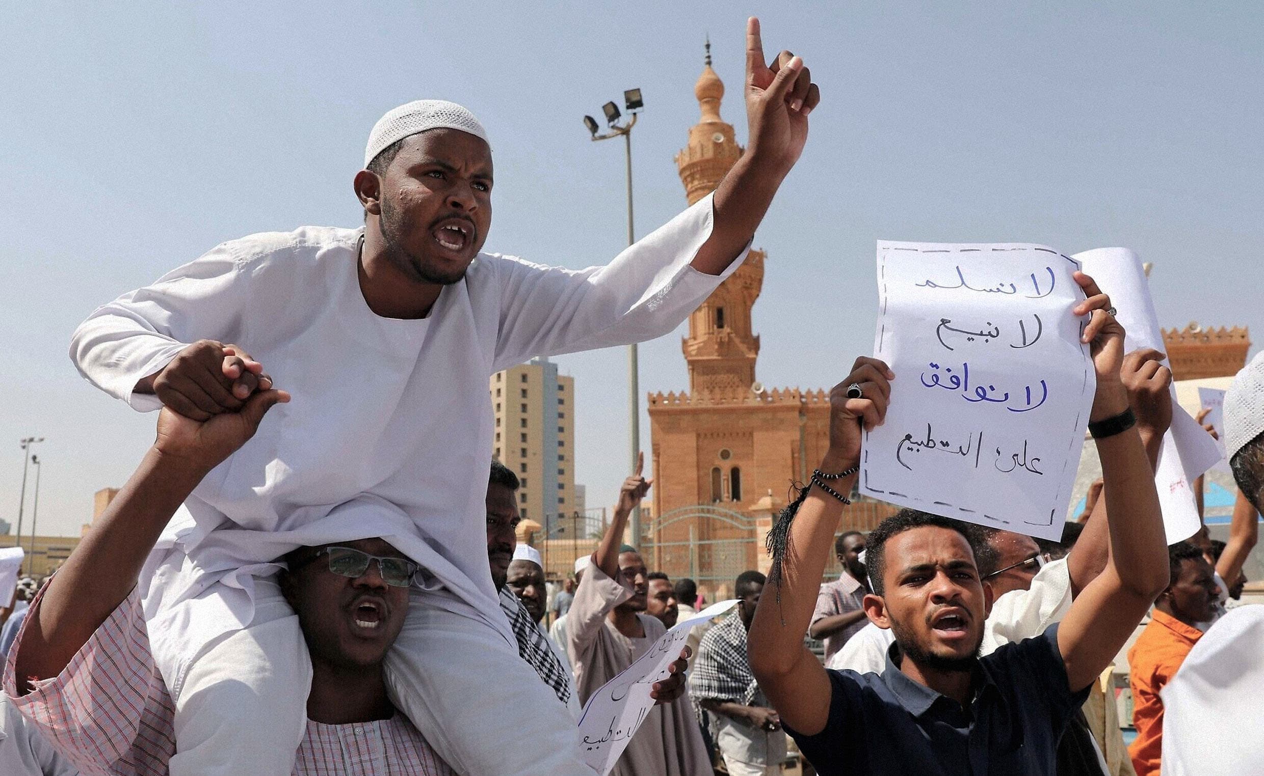 صورة وفد إسرائيلي يزور السودان للاطمئنان أن الجيش لن يخضع لإرادة الشعب بأي مسألة