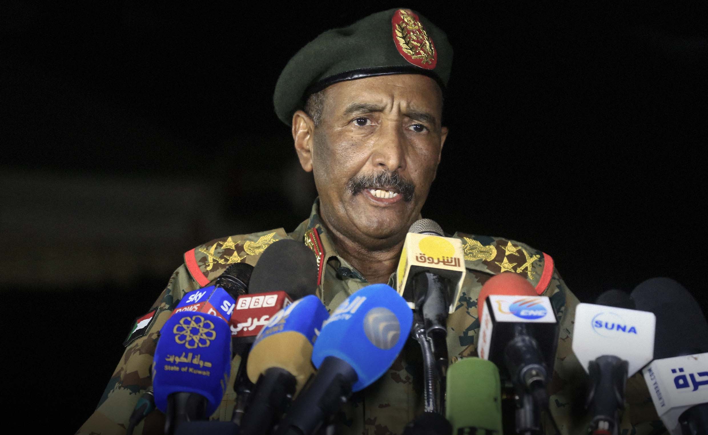 صورة الجيش السوداني يؤكد أنه لم يطلق النار على المتظاهرين وإنما الرصاص