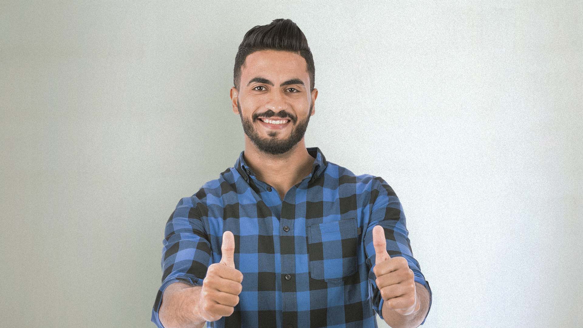 صورة شاب يتمكّن من ادّخار ٧ رحمات كونه لا يبذّرها على غير المسلمين