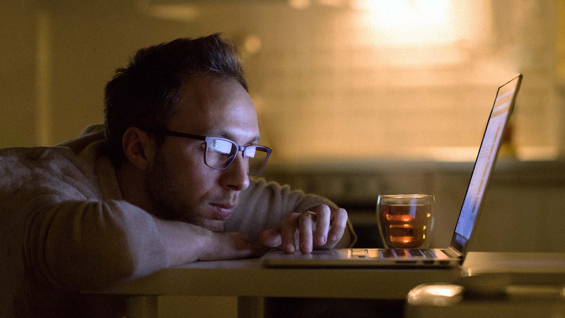 صورة ثلاث طرق لاكتساب الأصدقاء لو أنني اتبعتها لما وجدتني أكتب هذا الدليل لحضرتك الساعة ١١ ليلاً