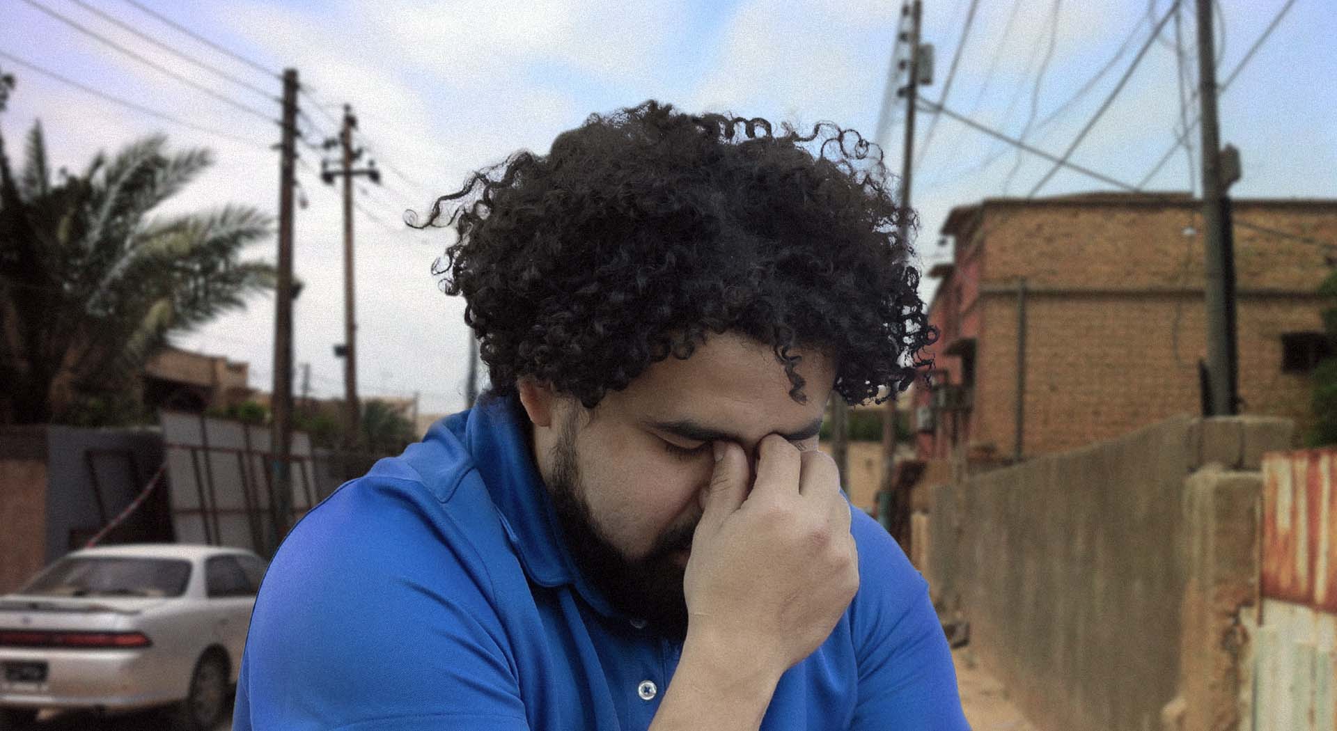 صورة شاب يحمد الله أنه ليس في سوريا قبل أن يتذكر أنه في العراق