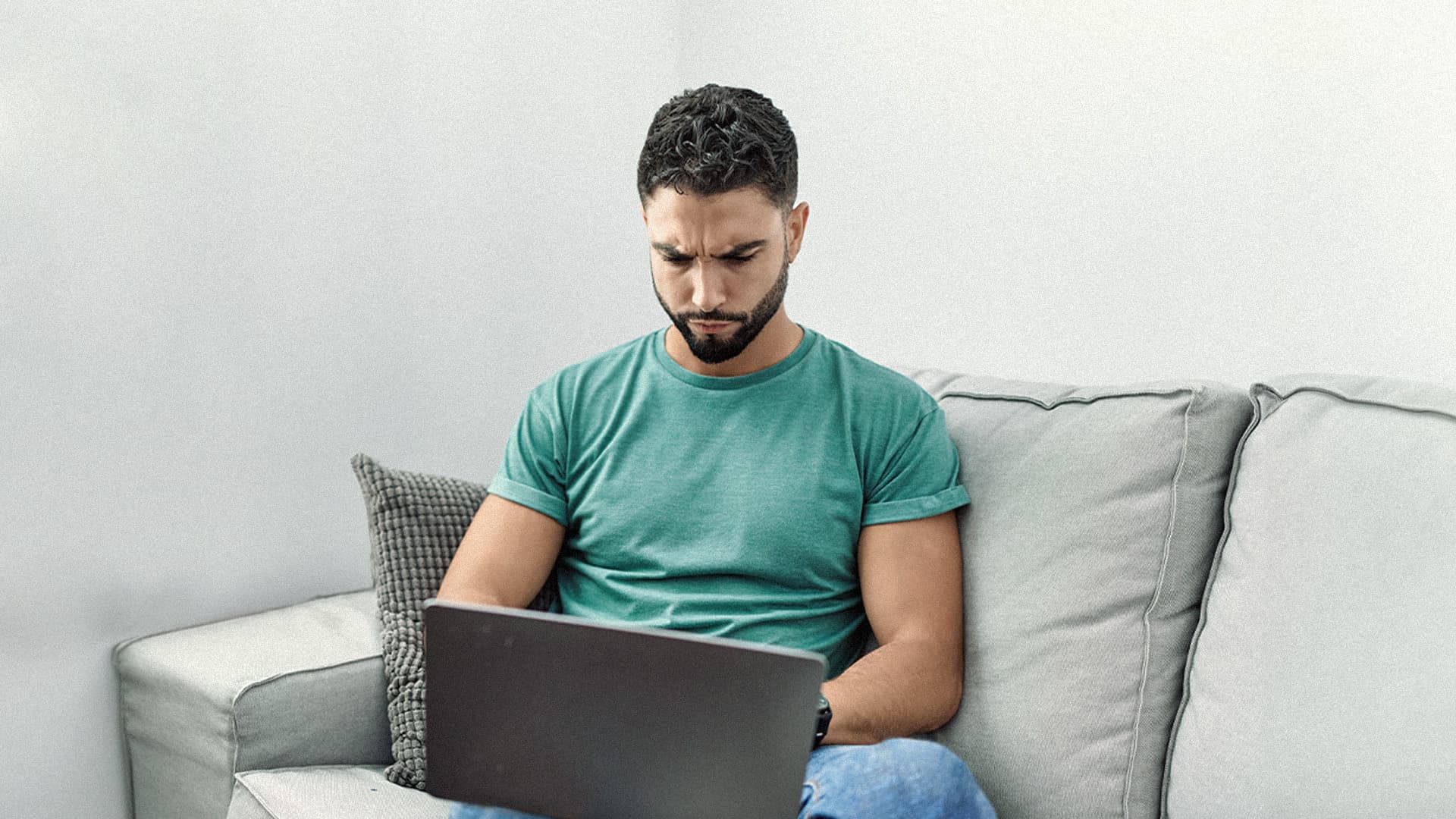 صورة شاب يحمي حبيبته إلكترونياً بعد نجاحه باختراق حساباتها