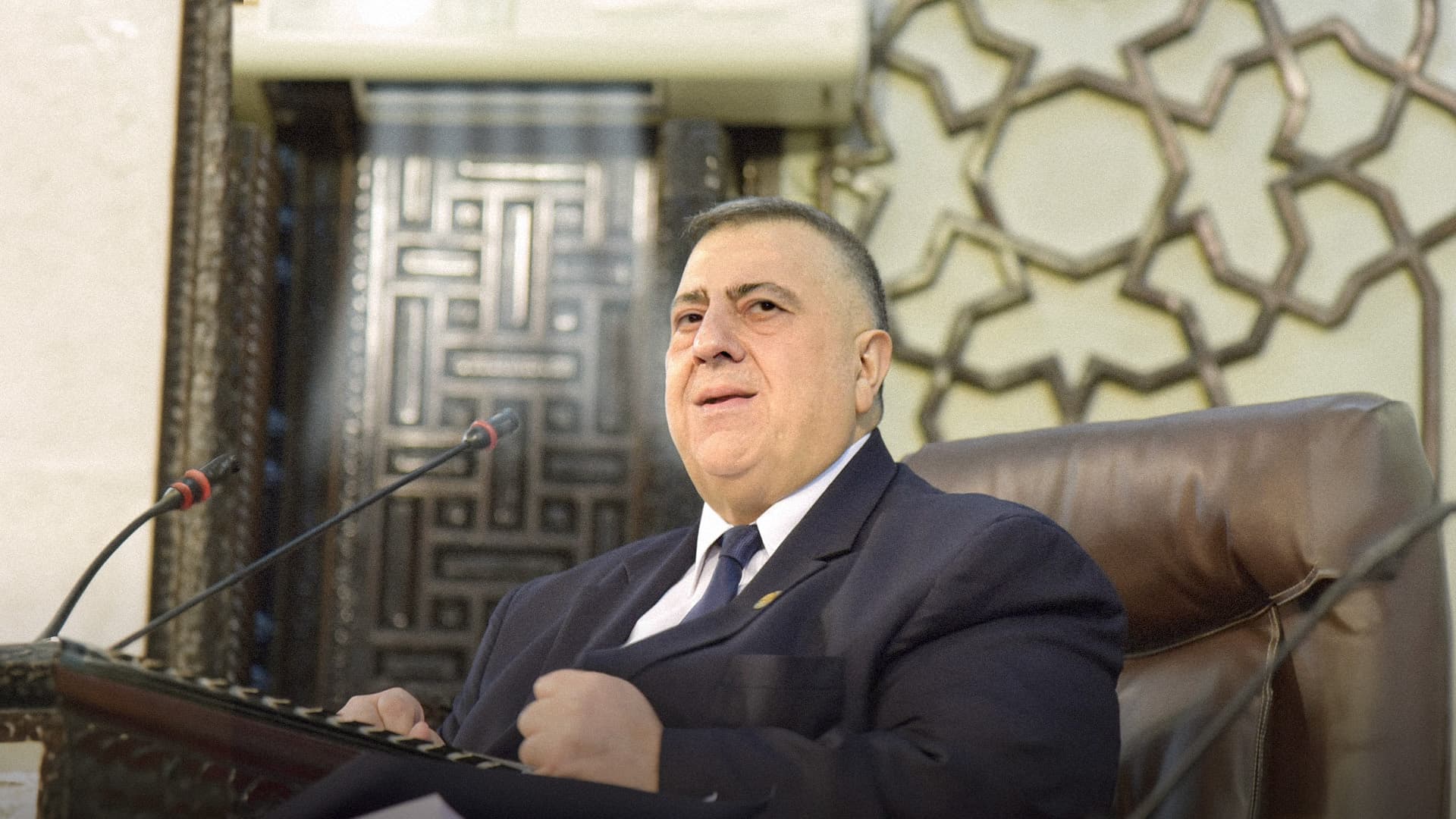 صورة على ضوء انقطاع الكهرباء، مجلس الشعب السوري يعقد جلسة طارئة للحصول على بعض التكييف