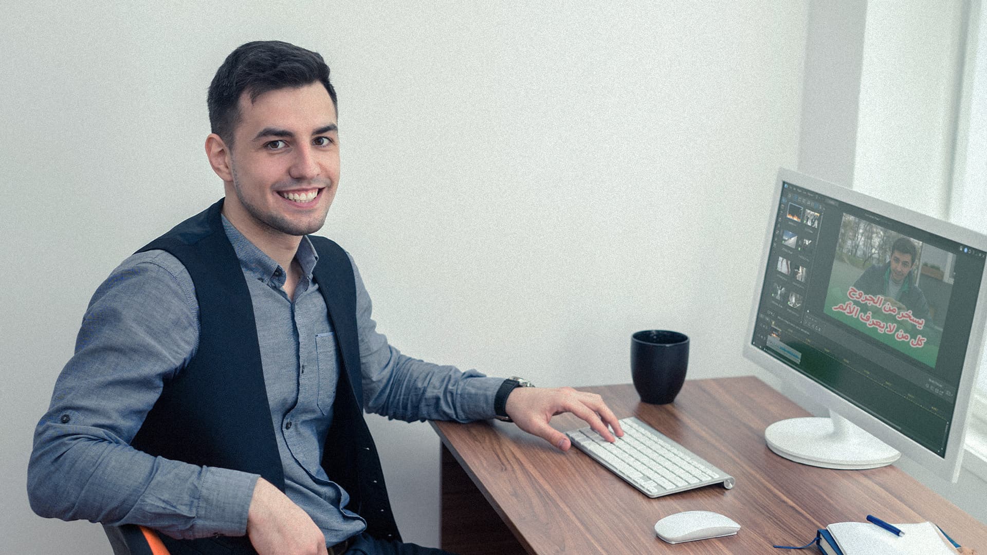 صورة إنفلونسر يصبح أكثر حكمةً بعد إضافة كلامه مكتوباً أسفل فيديوهاته
