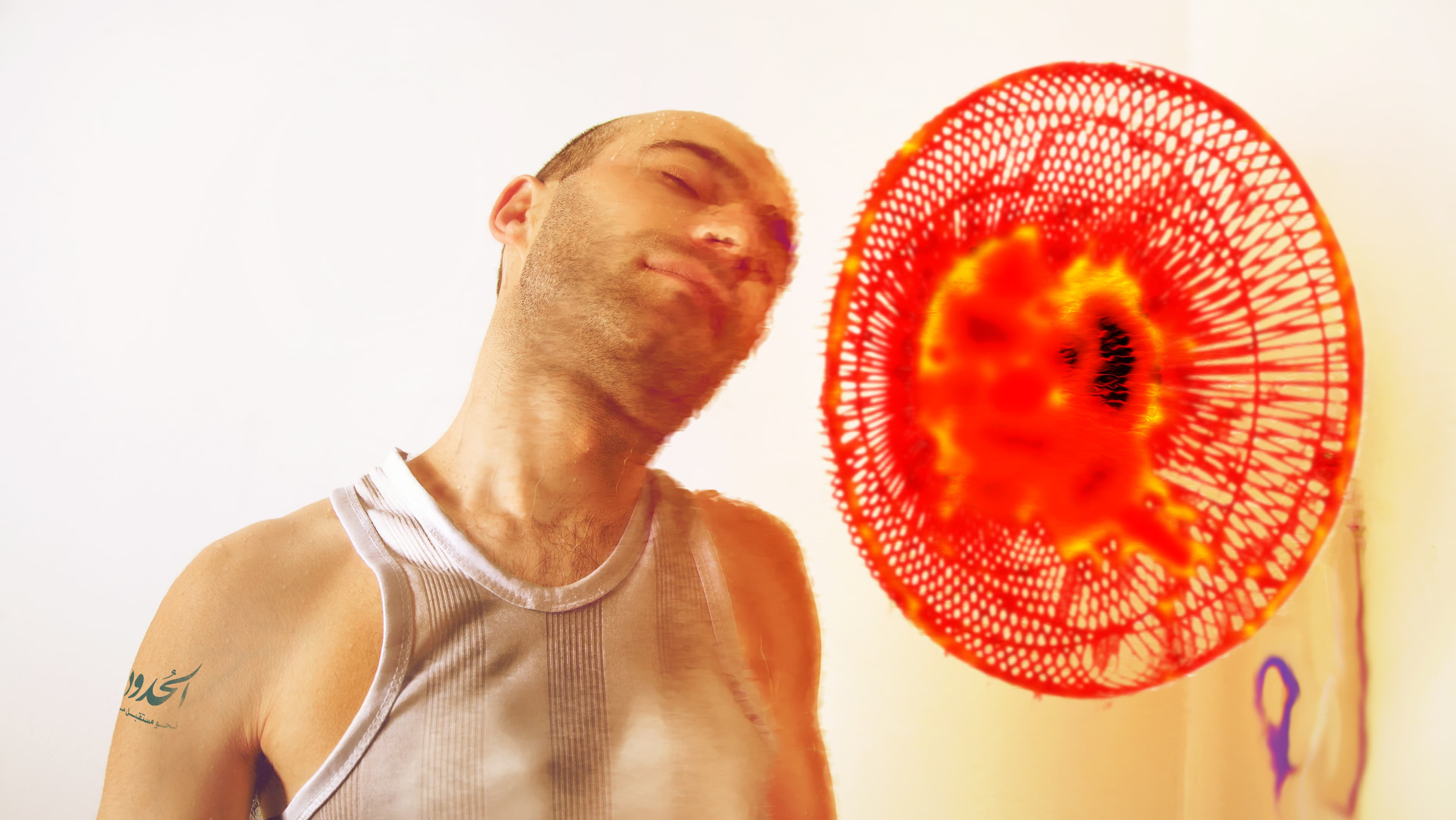 صورة شاب يتقلب أمام المروحة ليُشوى جيداً من جميع الجهات
