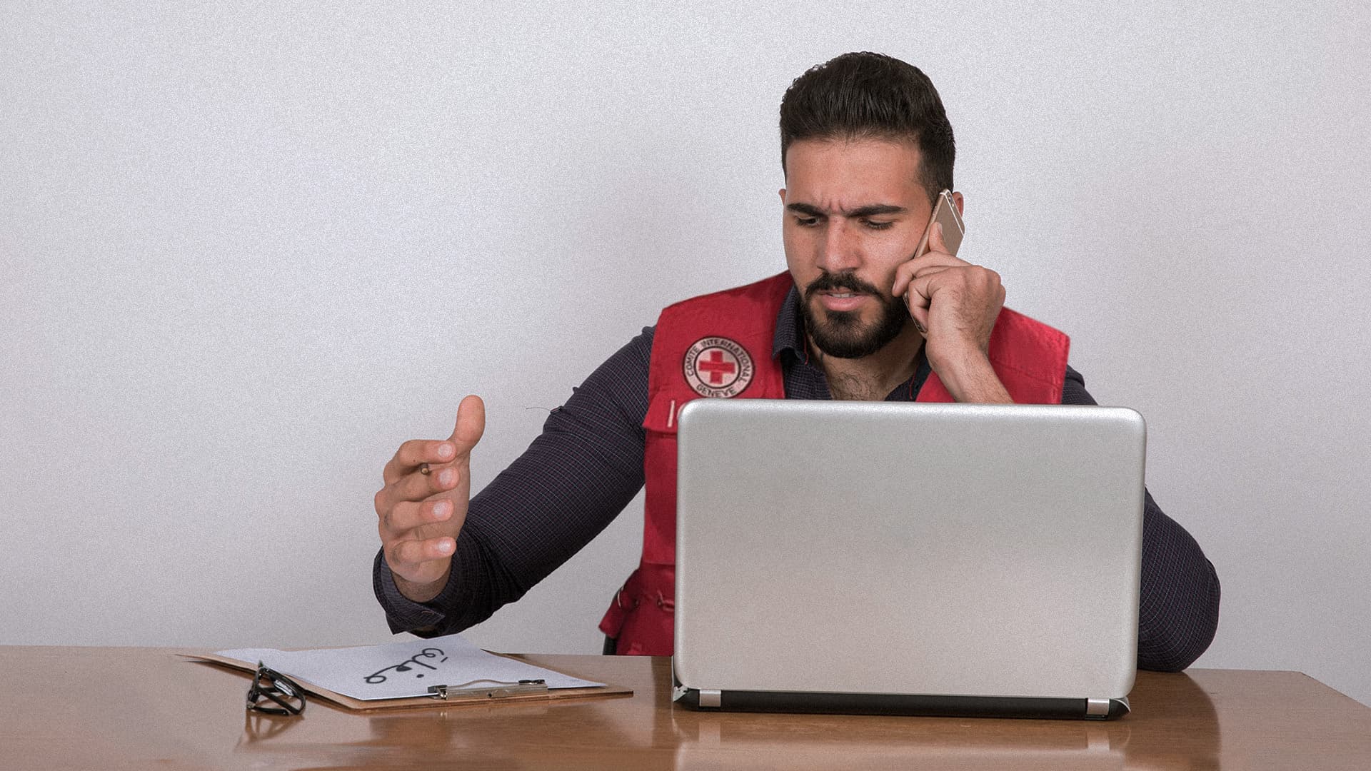 صورة الصليب الأحمر يطالب أهالي غزة بالتواصل مع أوبر لنقل المصابين