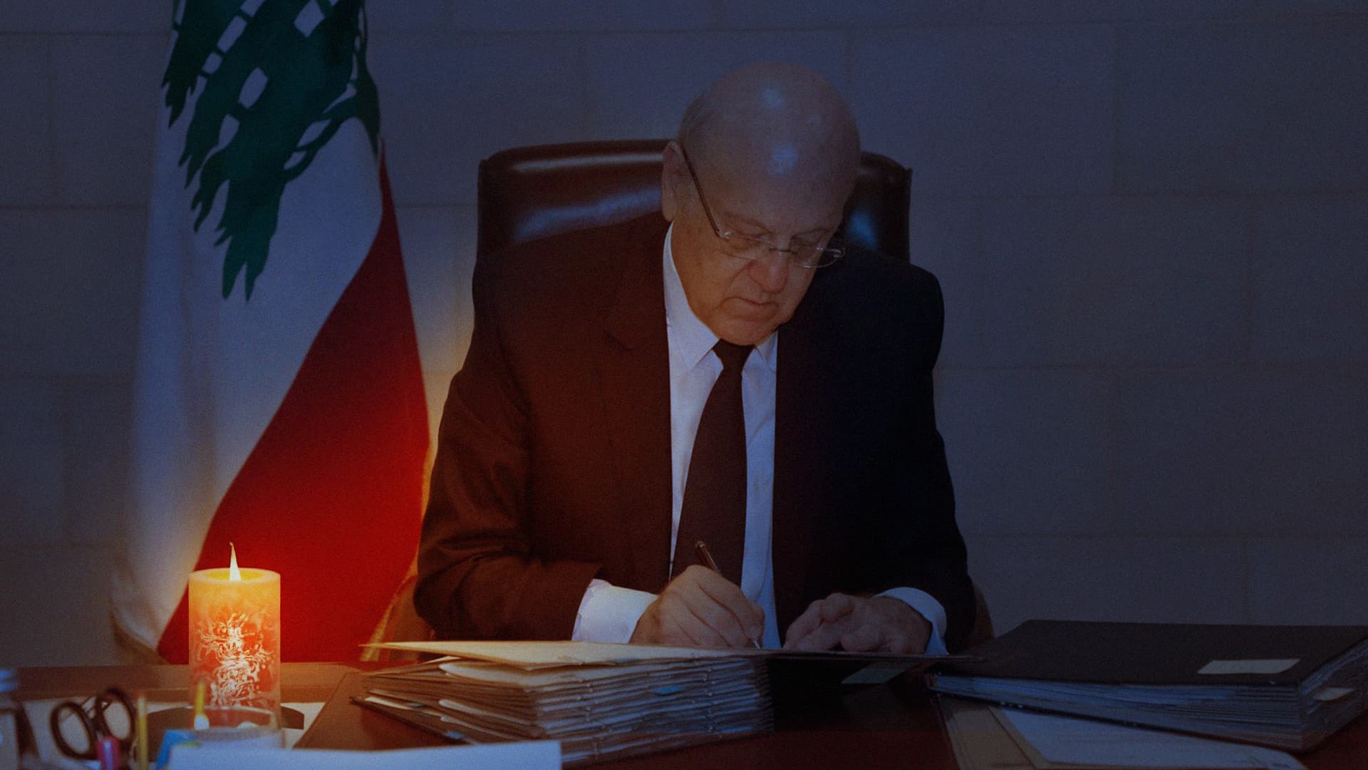 صورة الحكومة اللبنانية توقع اتفاقية استيراد شمع