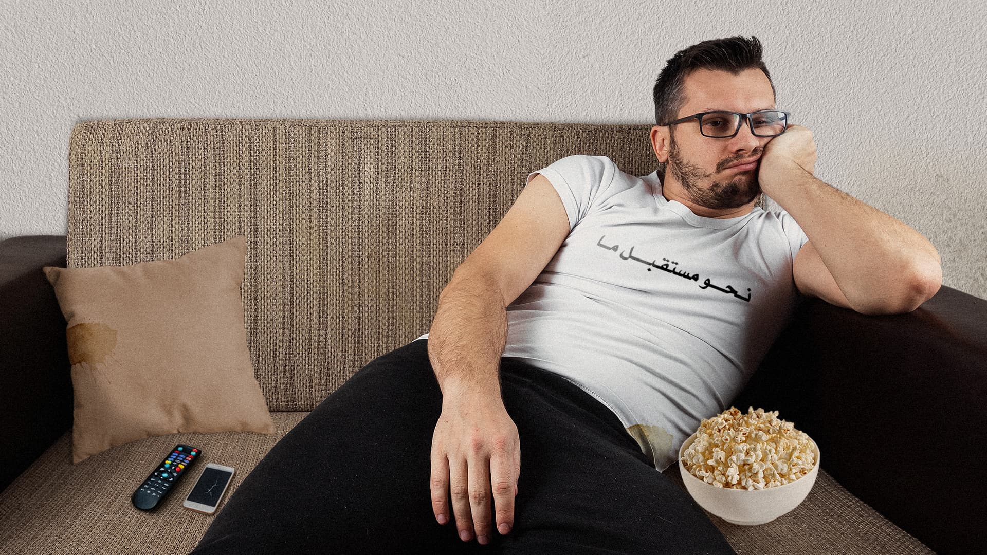 صورة شاب يجلس بلا عمل بدل إضاعة وقته بتسجيل بودكاست