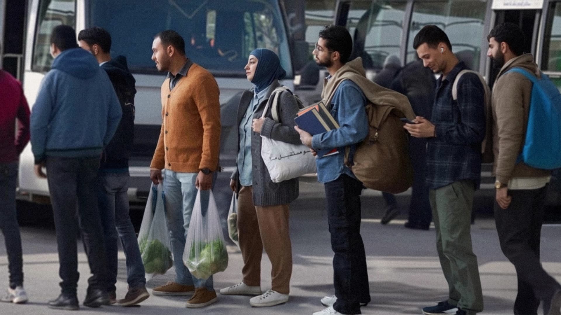 صورة من يقف في الطابور الخامس إذا كان الجميع على طوابير الخبز والمواصلات؟