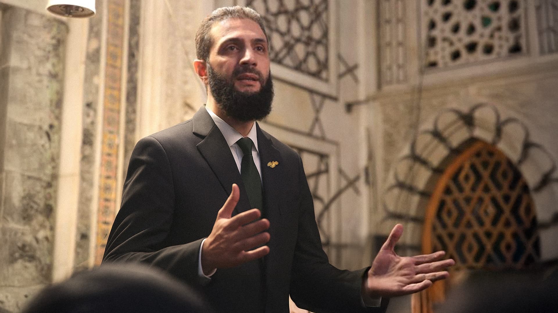 صورة الشرع يوعز لعناصر هيئة تحرير الشام بإمكانية دوس علم الثورة مجدداً