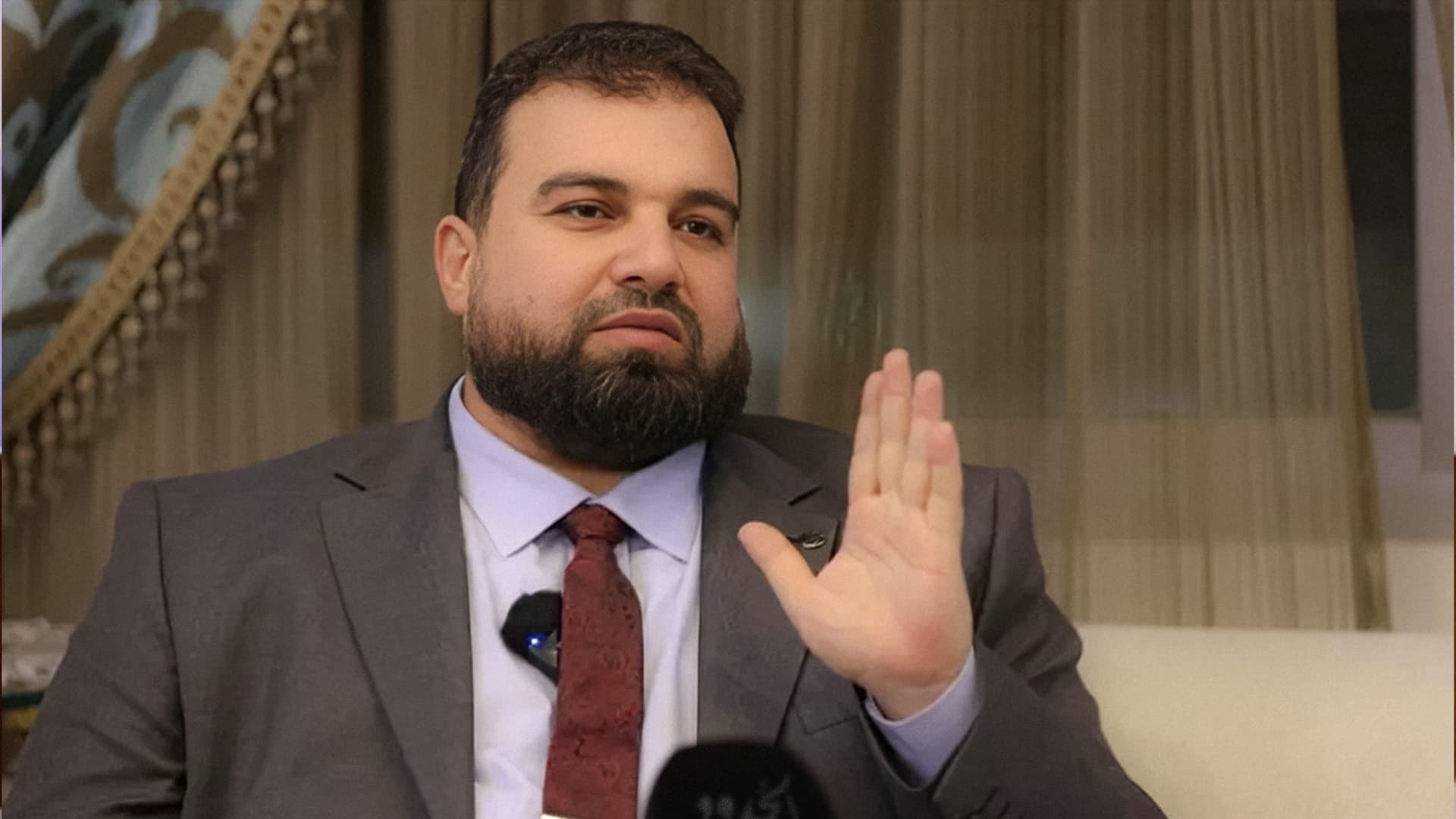 صورة محافظ السويداء لم يسبق لأحد أن توفي جراء خلع حذائه في مكتبي