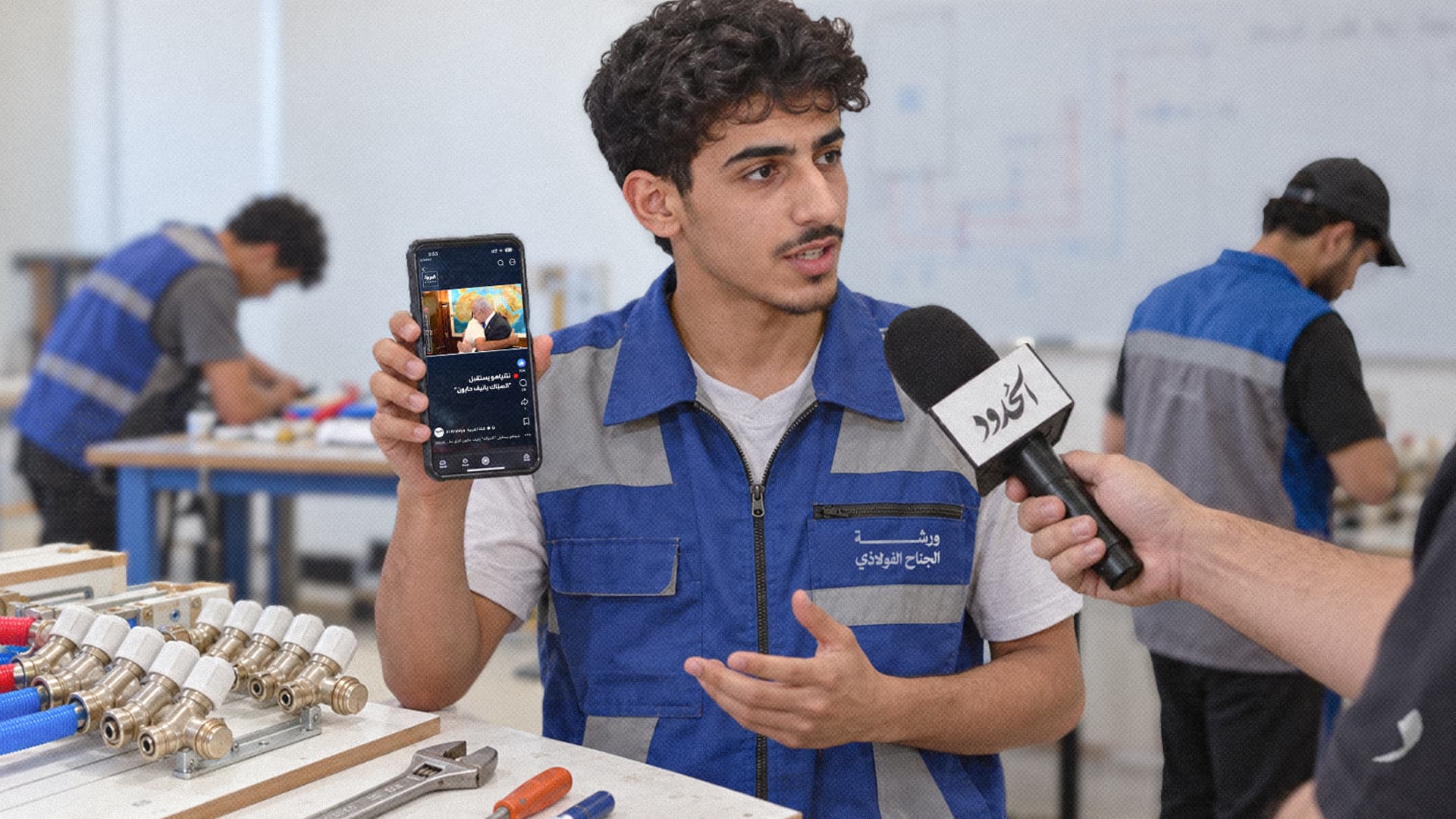  صورة شاب يقرر العمل كمساعد سبّاك على أمل أن يصبح طياراً