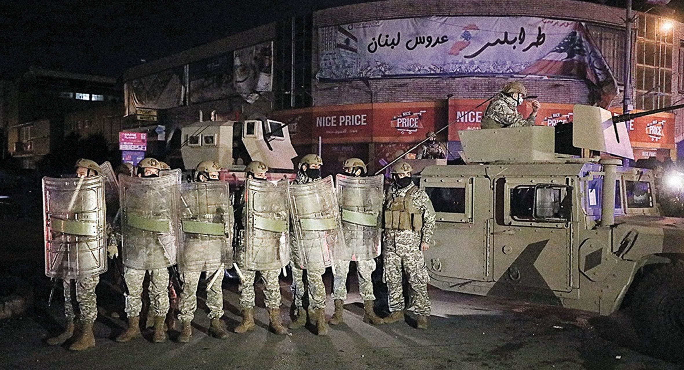 صورة السلطات اللبنانية تلبي مطالب أهالي طرابلس بعدم تجاهلهم وترسل قوة أمنية خاصة لقمعهم