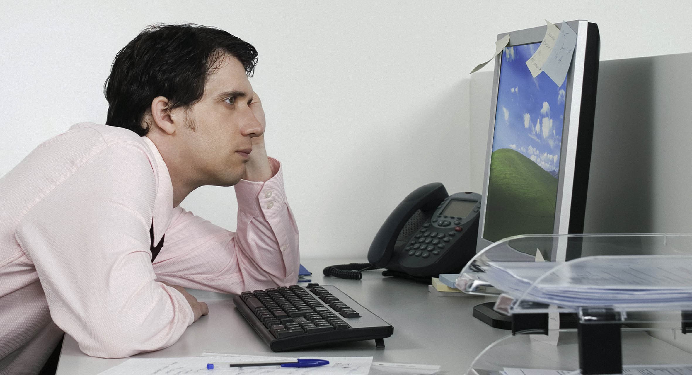 صورة موظف يستغل استراحة الغداء ليستمتع بالطبيعية الخلابة أمامه
