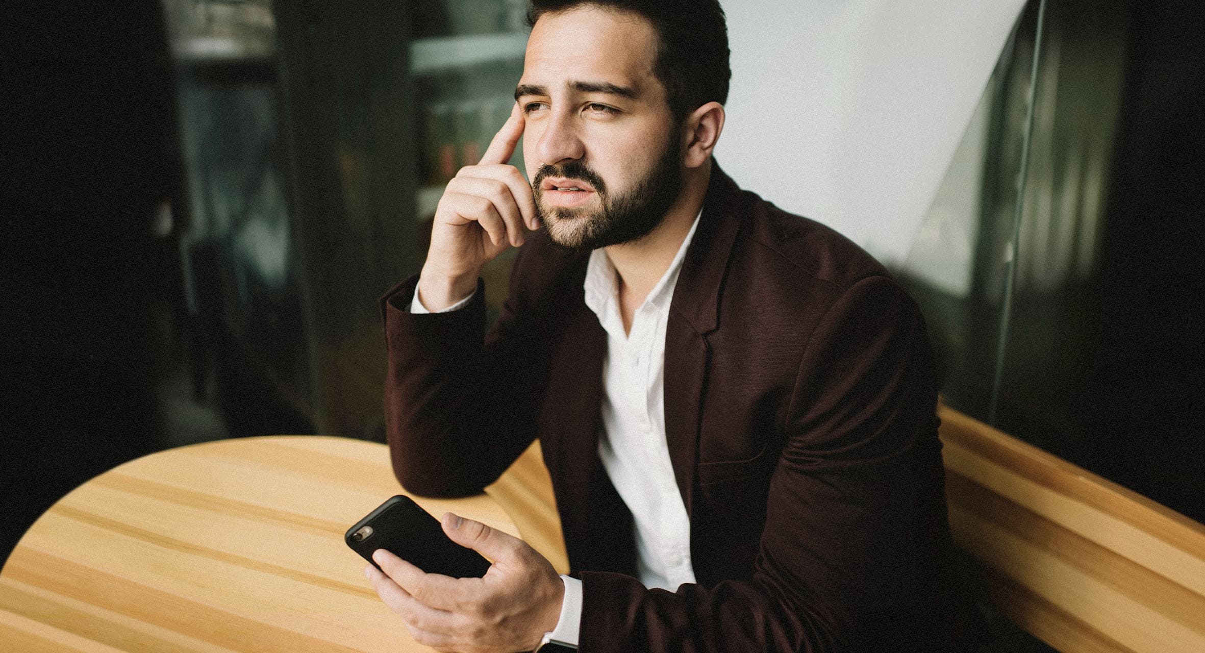 صورة شاب يشك بمعتقداته بعد أن شتمه مستخدم عشوائي في التعليقات