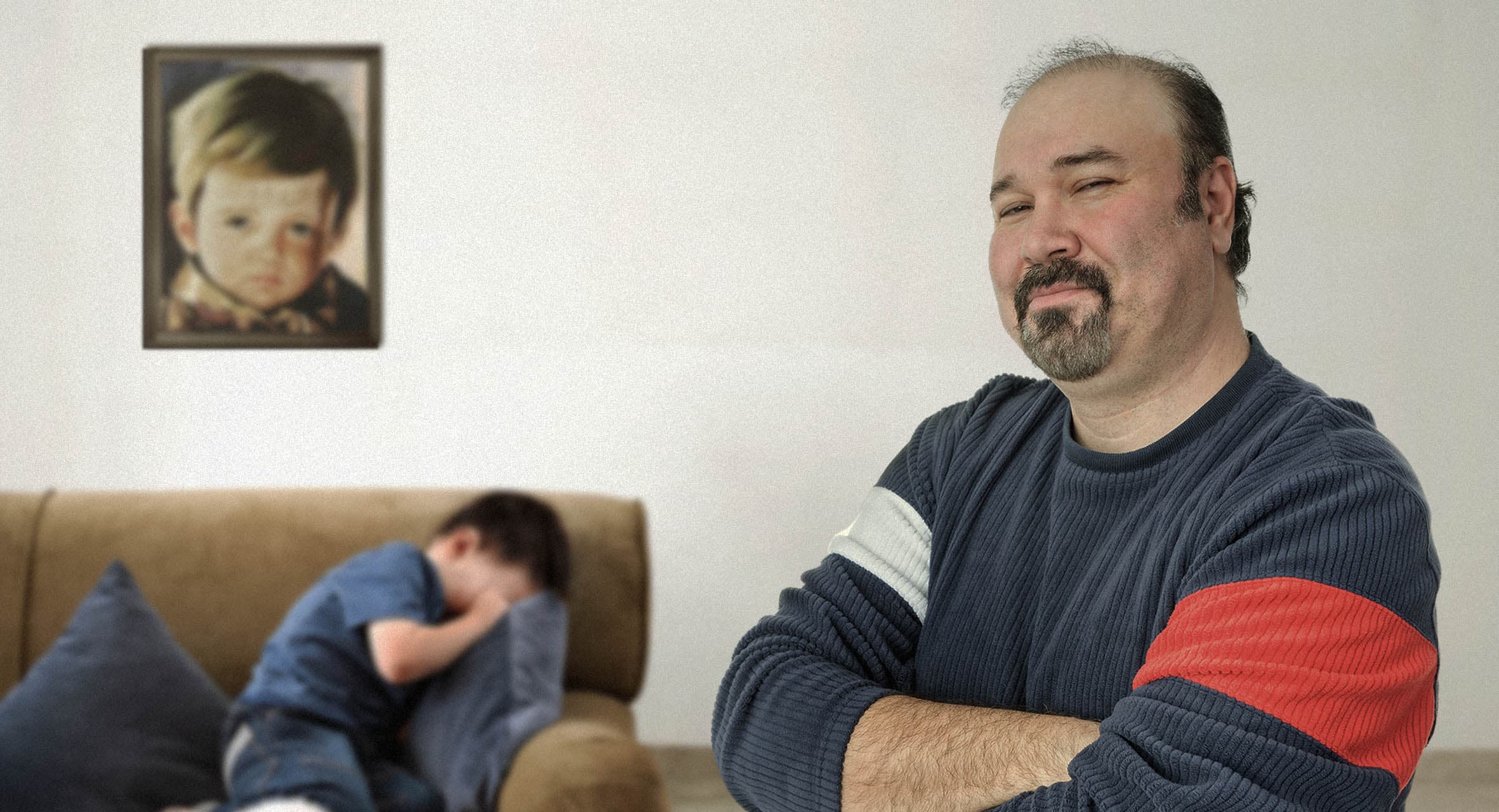 صورة أب منفتح يضرب ابنه حتى يعلمه أن الرجال يمكنهم البكاء أيضاً