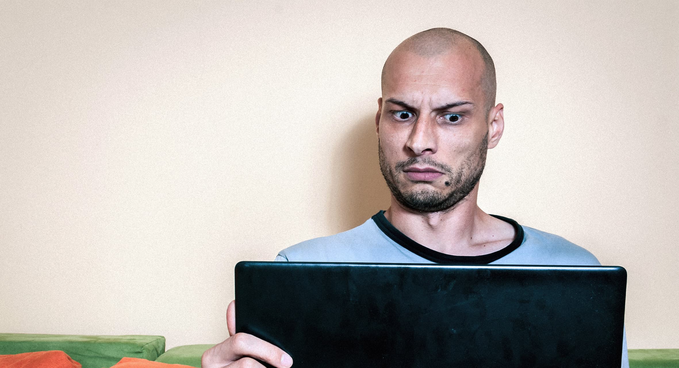 صورة شاب يؤكد لصورة فتاة ظهرت له على فيسبوك أنّ لديه مخاوف من الالتزام