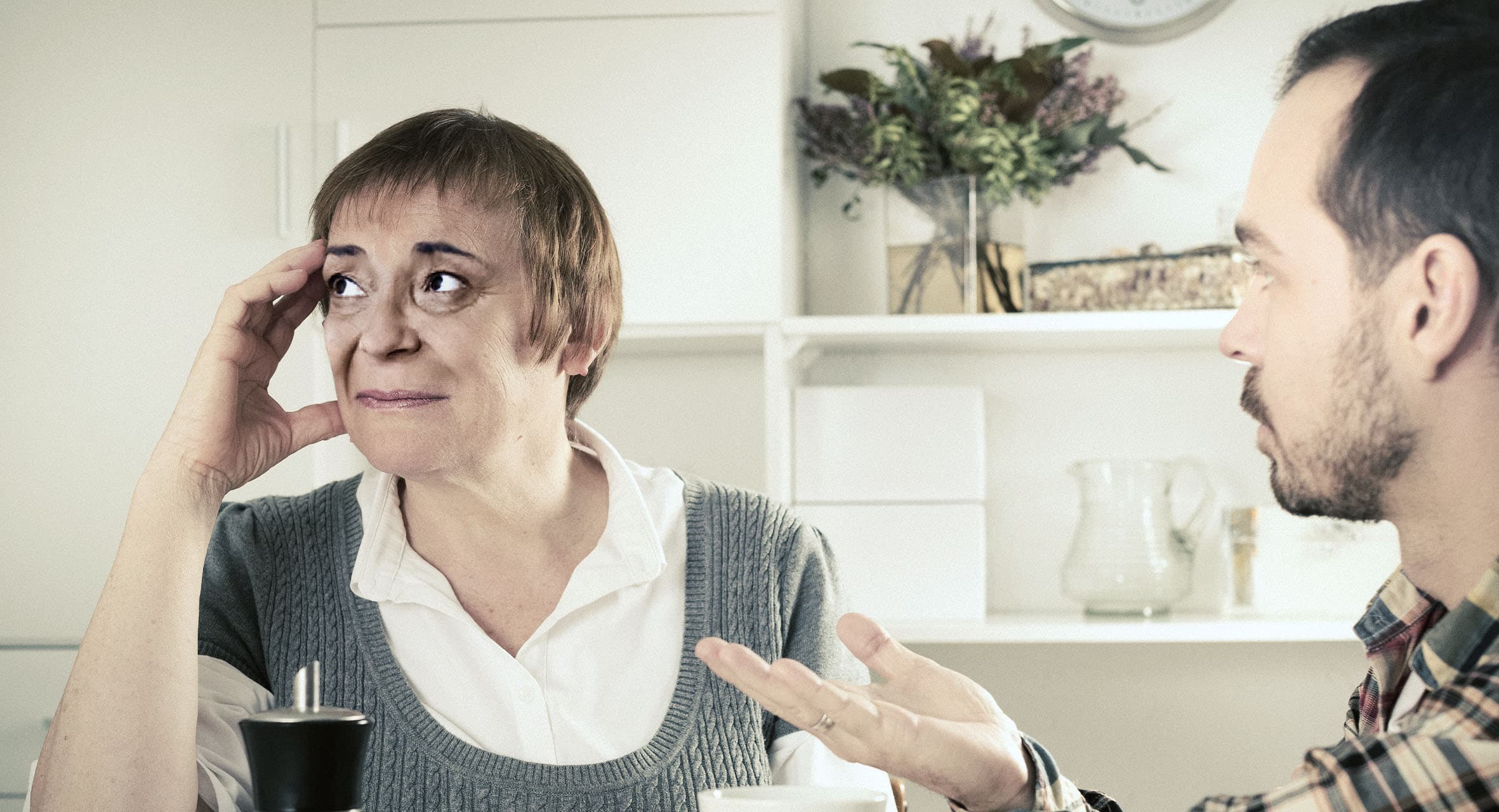 صورة كيف تقنع والدتَكَ أنَّ تلك الفتاة مجرد صديقة قبل أن تتخيّل أطفالكما المستقبليين؟