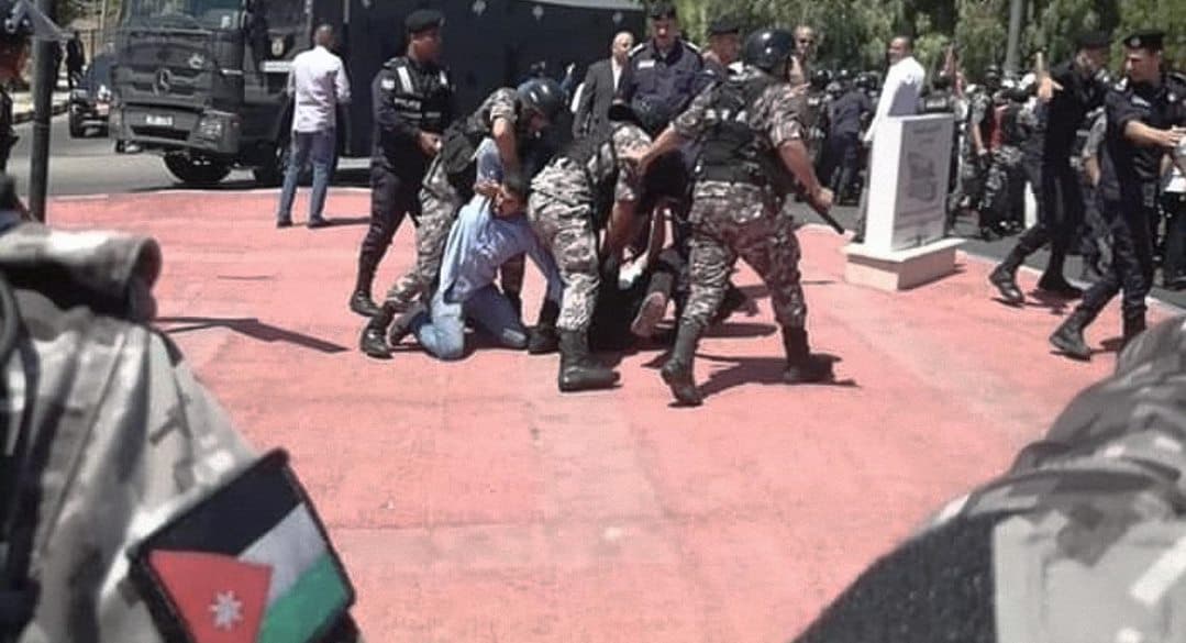 صورة لماذا لا تُعيّن الدولة الأردنية النواب أيضاً؟ نقابة المعلمين كادت تسأل لولا أنّ أعضاءها في السجون
