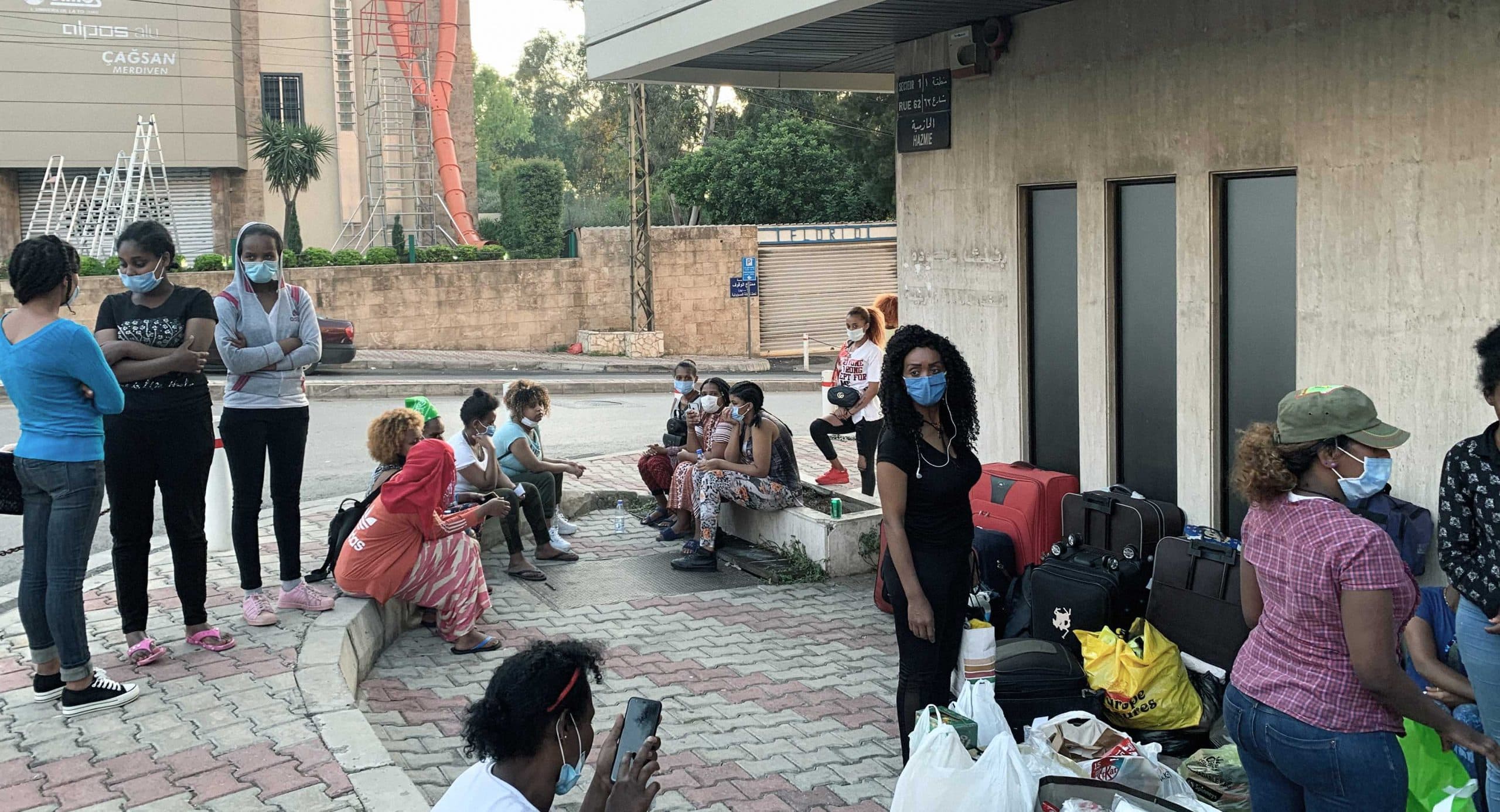 صورة حملة إنسانية في لبنان: عائلات ترحم العاملات الأجنبيات من قرف العيشة معها وترميهن في الشارع