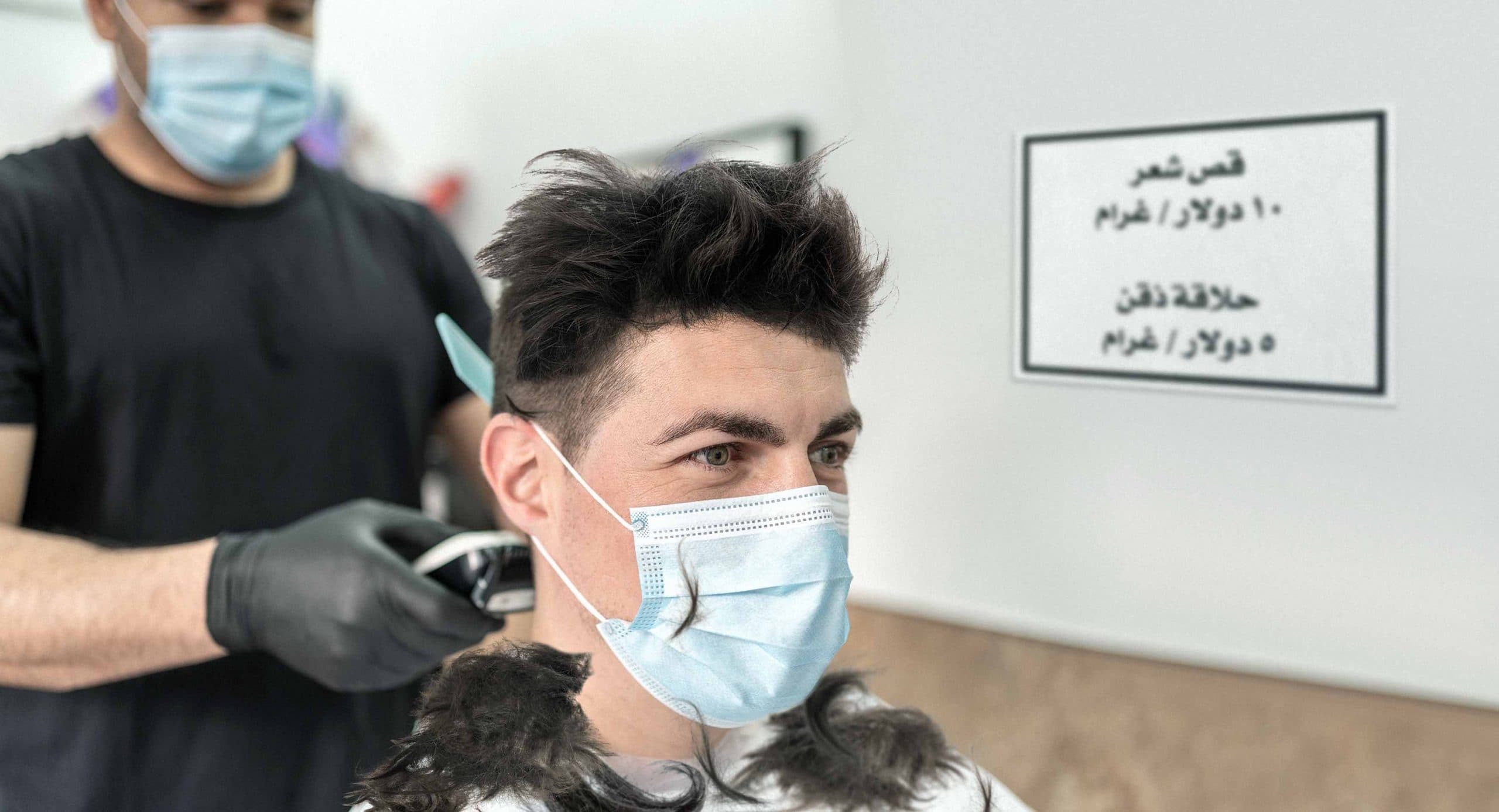 صورة الحلاقون يعتمدون نظاماً جديداً للتسعيرة بناءً على وزن الشعر