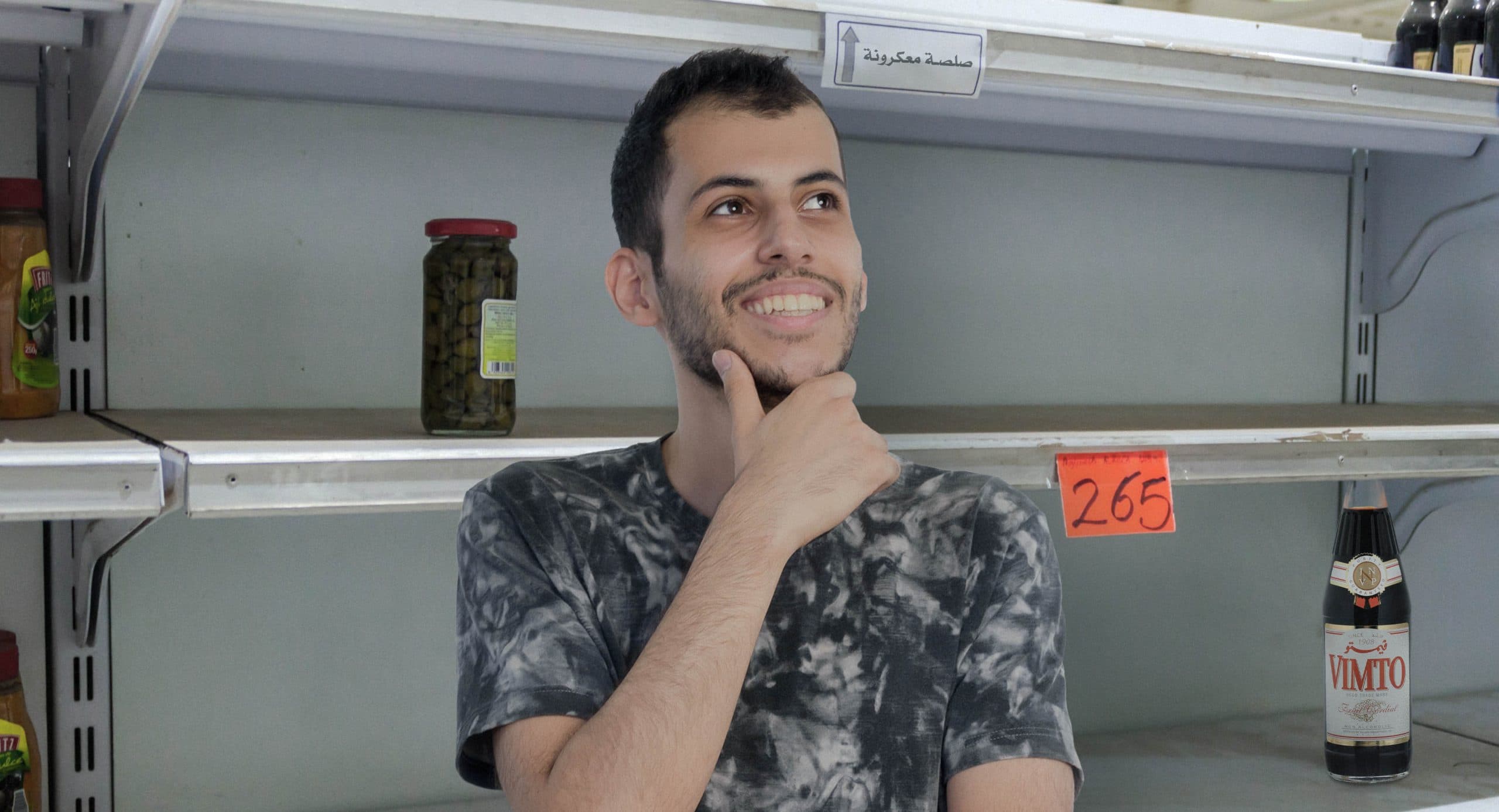 صورة شاب يشكر الله على نعمة الصيام الذي سيهيئه لفكرة الموت جوعاً إثر تبعات كورونا الاقتصادية